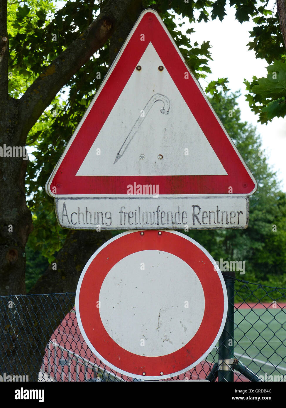 Verkehr-Zeichen-Einfahrt verboten und Achtung Vorfahrt mit zusätzlichen Zeichen Achtung Freerunning Rentner, gesehen In Spiesheim Stockfoto