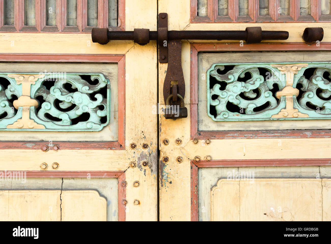 Alte antike Tür Detail befindet sich in Georgetown, Penang, Malaysia. Stockfoto