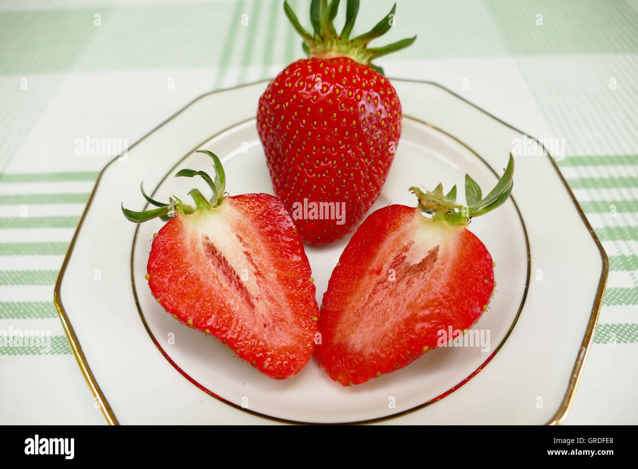 Leckere süße reife Erdbeeren, auf dem Silbertablett serviert Stockfoto