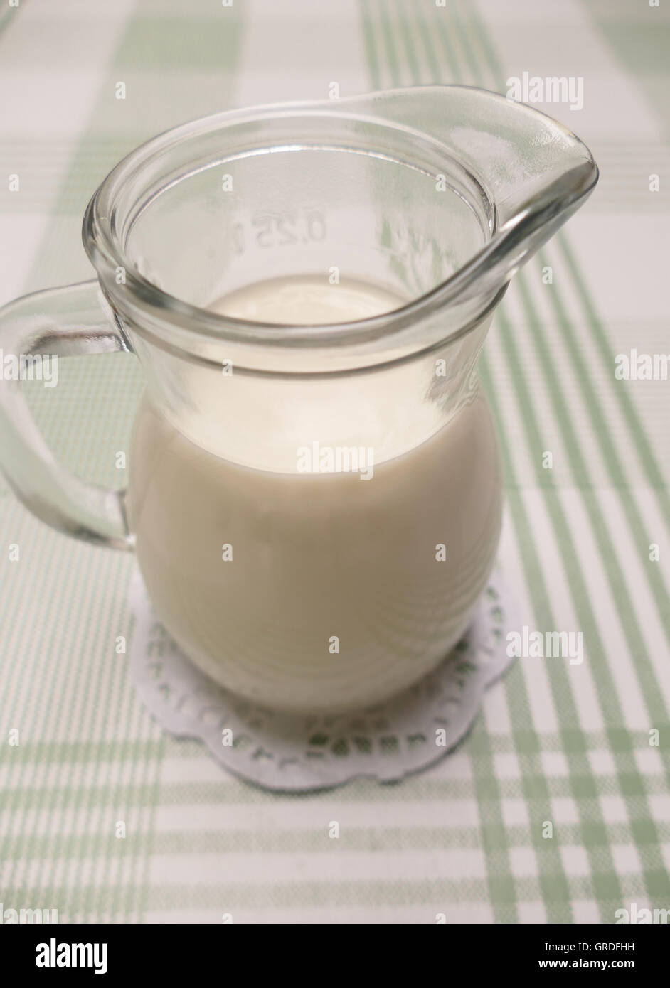 Krug mit Milch gefüllt Stockfoto