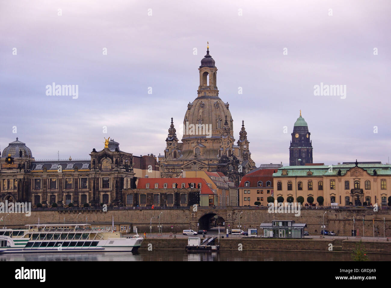 Dresden am Morgen, Blick über die Elbe, die Frauenkirche und die Bruehlsche Terrasse Capial Sachsen Stockfoto