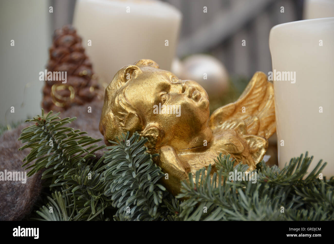 Adventskranz mit Dekoration wie Putto und Kerzen Stockfoto