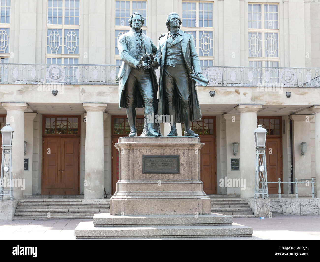 Goethe und Schiller-Denkmal vor dem Theater In Weimar Stockfoto