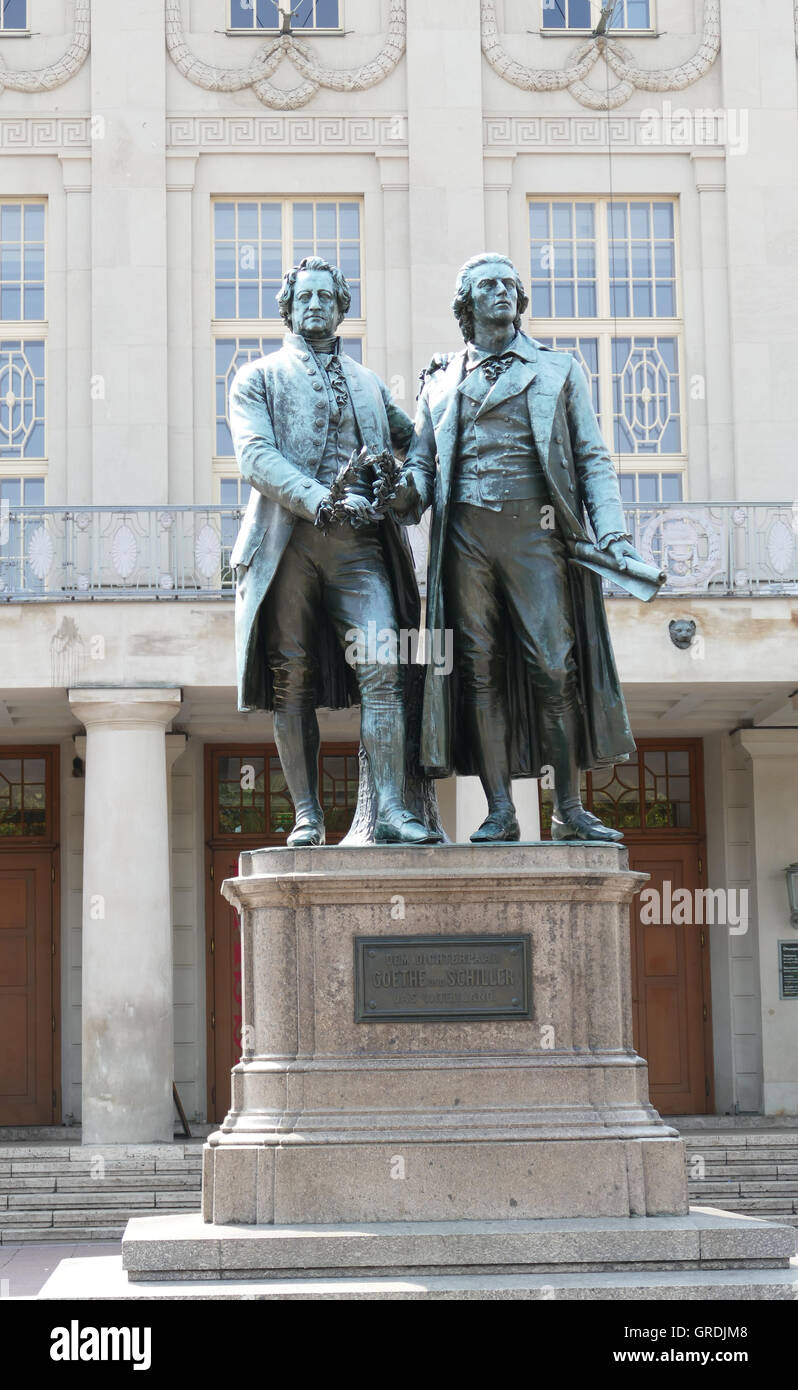 Goethe und Schiller-Denkmal vor dem Theater In Weimar Stockfoto