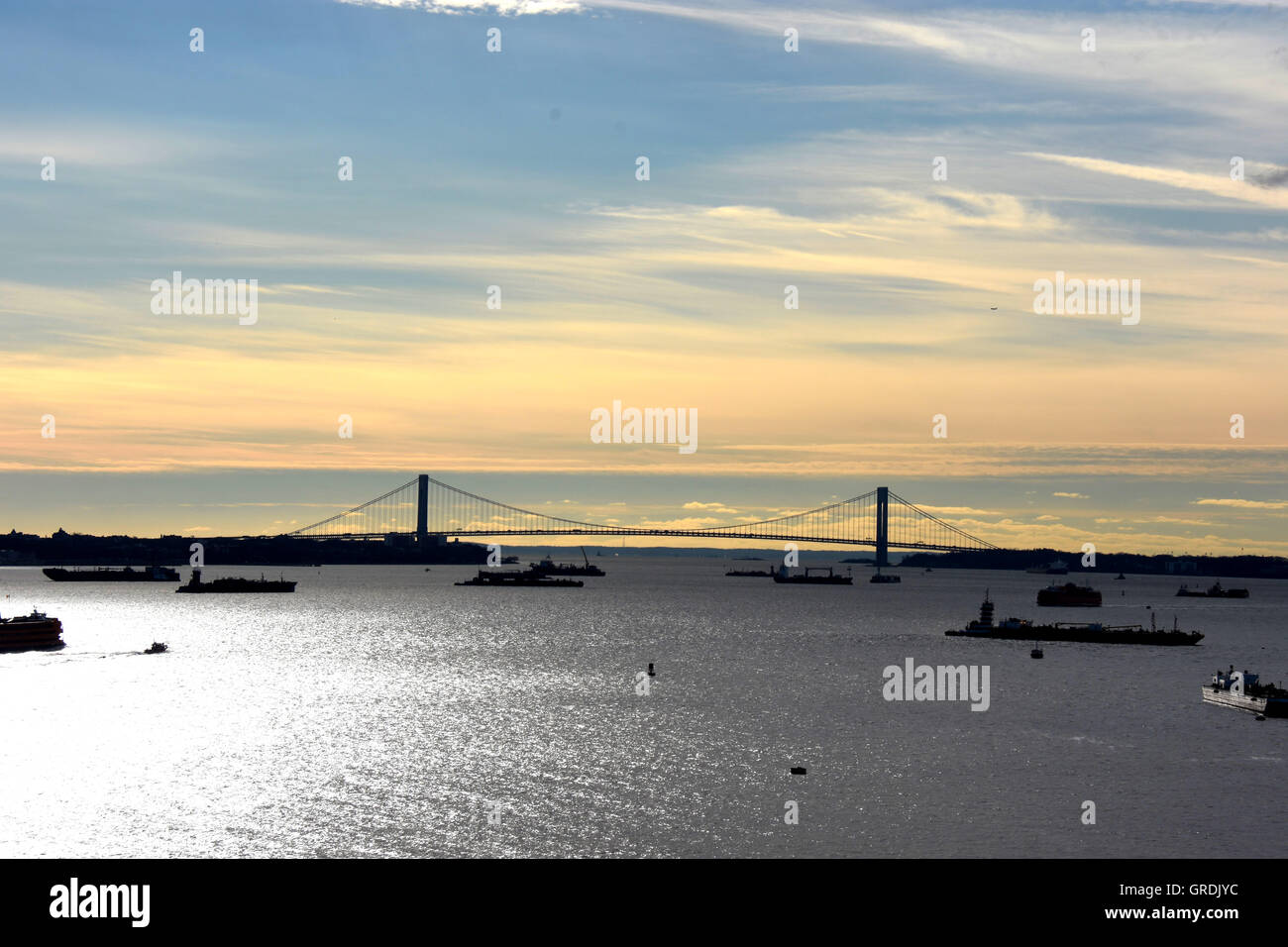 Blick auf den Sonnenuntergang von der Freiheitsstatue, die Brooklyn-Batterie Tunnel Stockfoto