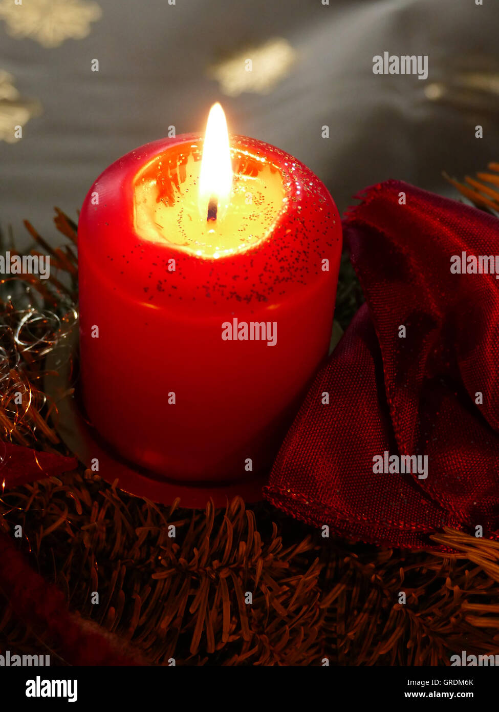 Rote lange kerze brennend -Fotos und -Bildmaterial in hoher Auflösung ...