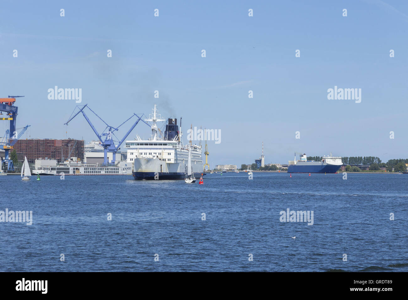 Fähre nach Dänemark In den Hafen von Warnemünde Stockfoto