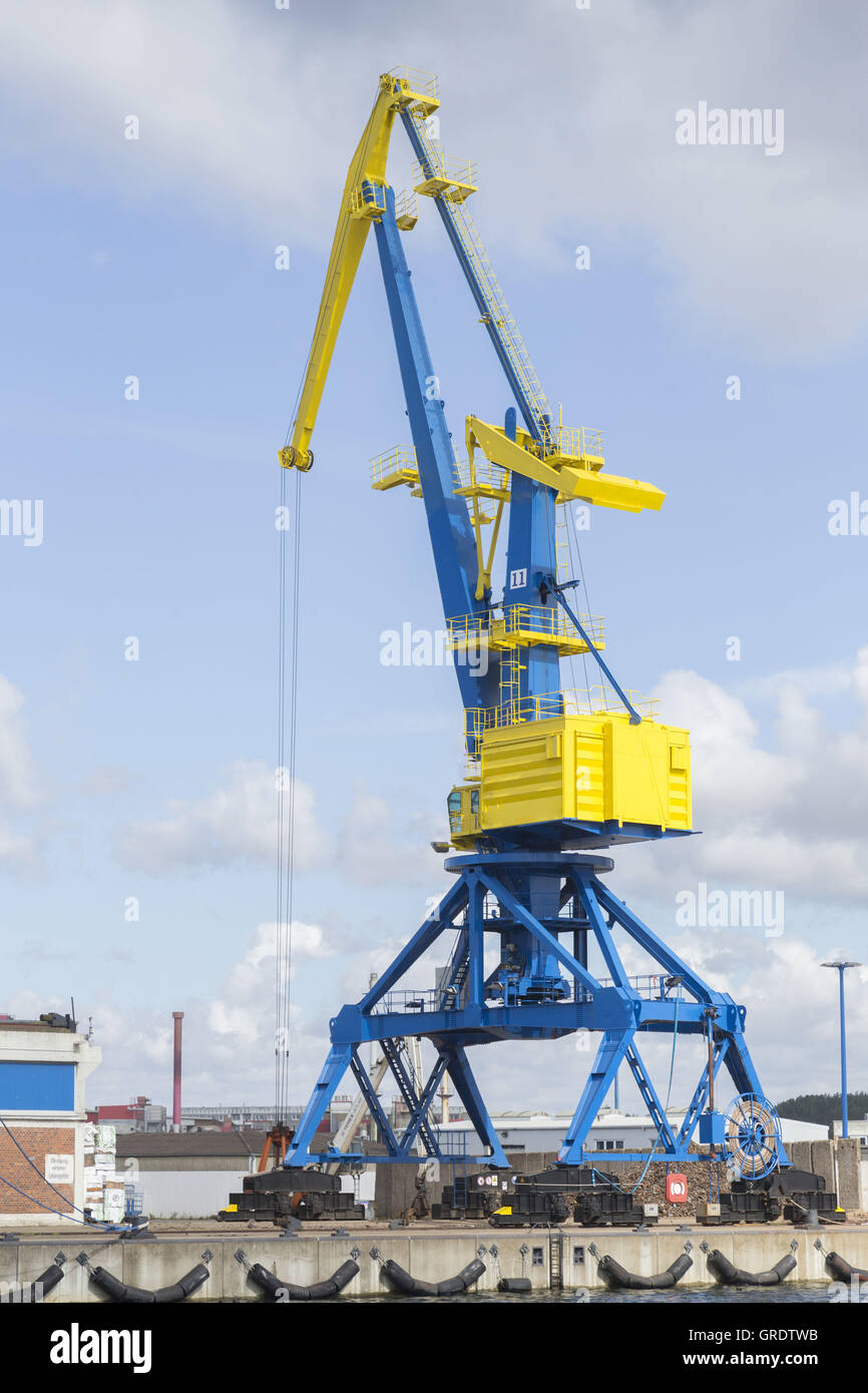 Große gelb-blau Industriekran In den alten Hafen von Wismar Mecklenburg-Vorpommern Stockfoto