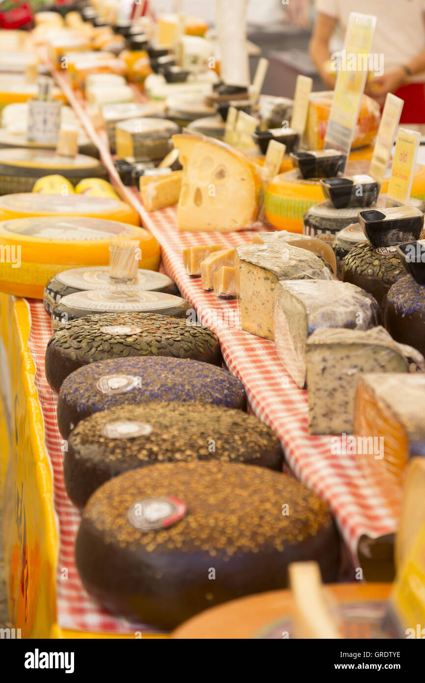 Großes Angebot an verschiedenen Sorten Käse auf einem Marktstand Stockfoto