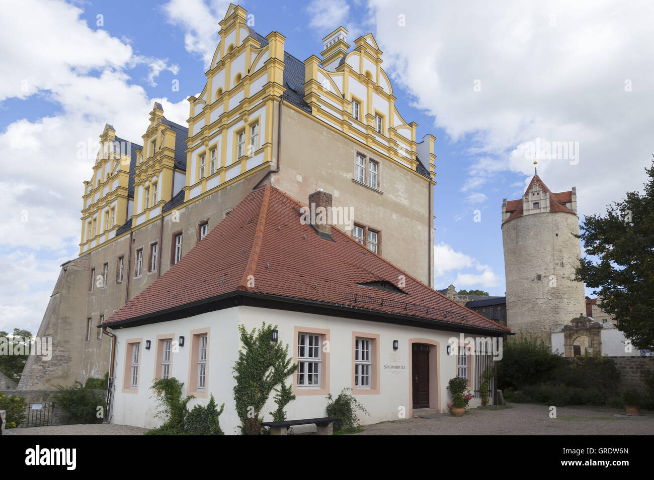 Kleine Cafe vor einem Schlossflügel In Bernburg Sachsen-Anhalt Stockfoto