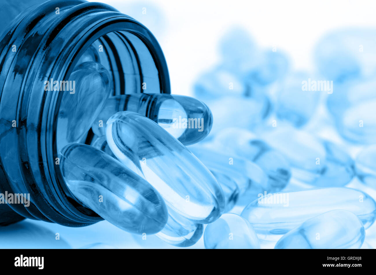 Weiche Gelatine Kapsel Einsatz in der pharmazeutischen Herstellung für enthalten ölige Medikamente und Nahrungsergänzungsmittel wie Vitamin A, E, fis Stockfoto