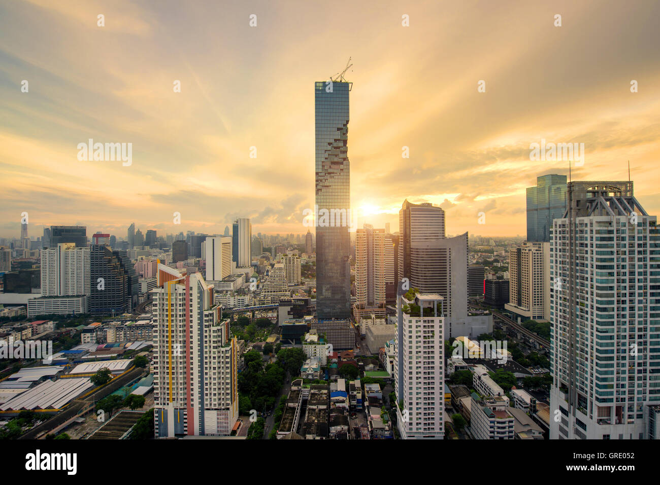 Bangkok-Wolkenkratzer und Bangkok Skyline bei Sonnenaufgang am Morgen in Bangkok, Thailand Stockfoto