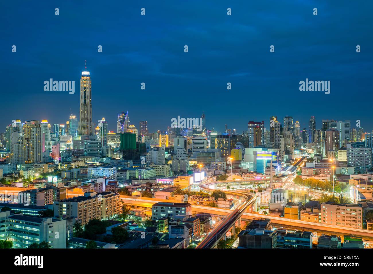 Skyline von Bangkok und Bangkok Wolkenkratzer Gebäude in der Nacht in die Stadt Bangkok, Thailand. Stockfoto