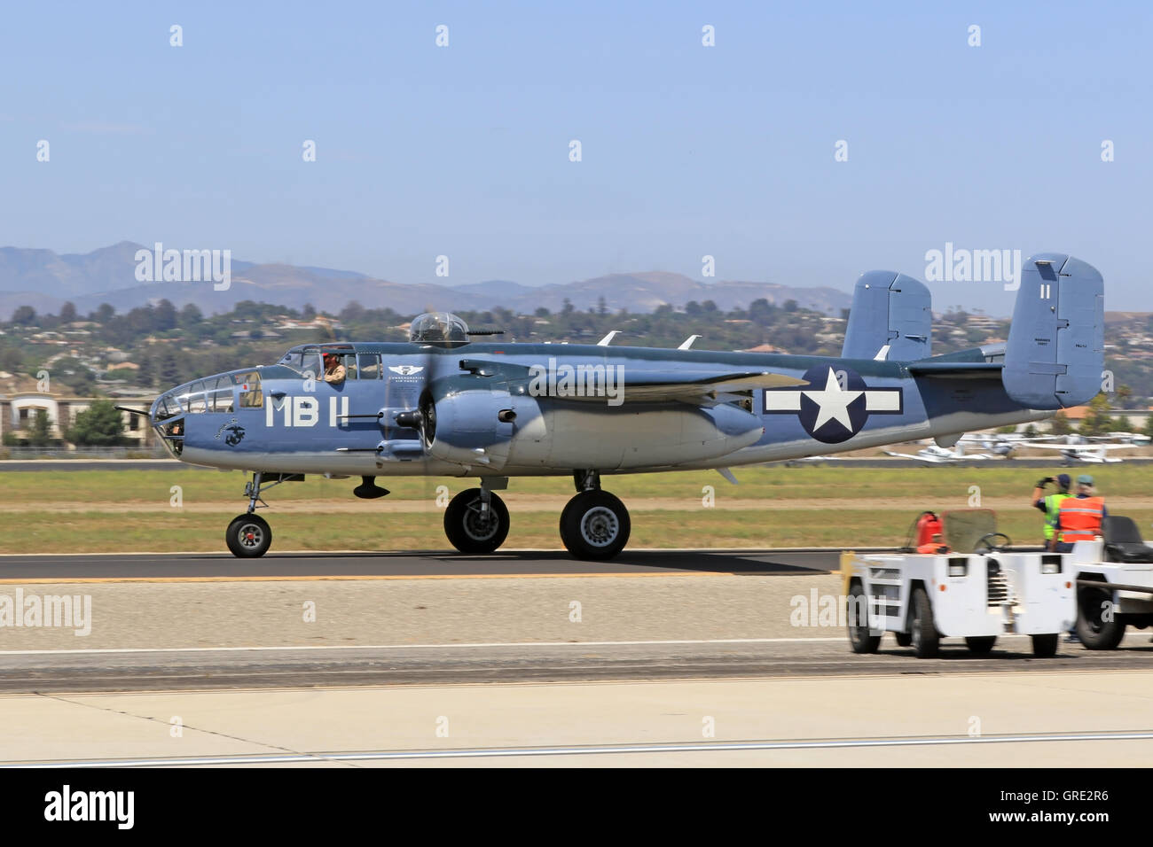 Flugzeug Oldtimer WWII B-25 Mitchell PBJ-Bomber-Flugzeuge fliegen auf der 2016 Camarillo Air Show außerhalb Los Angeles Stockfoto