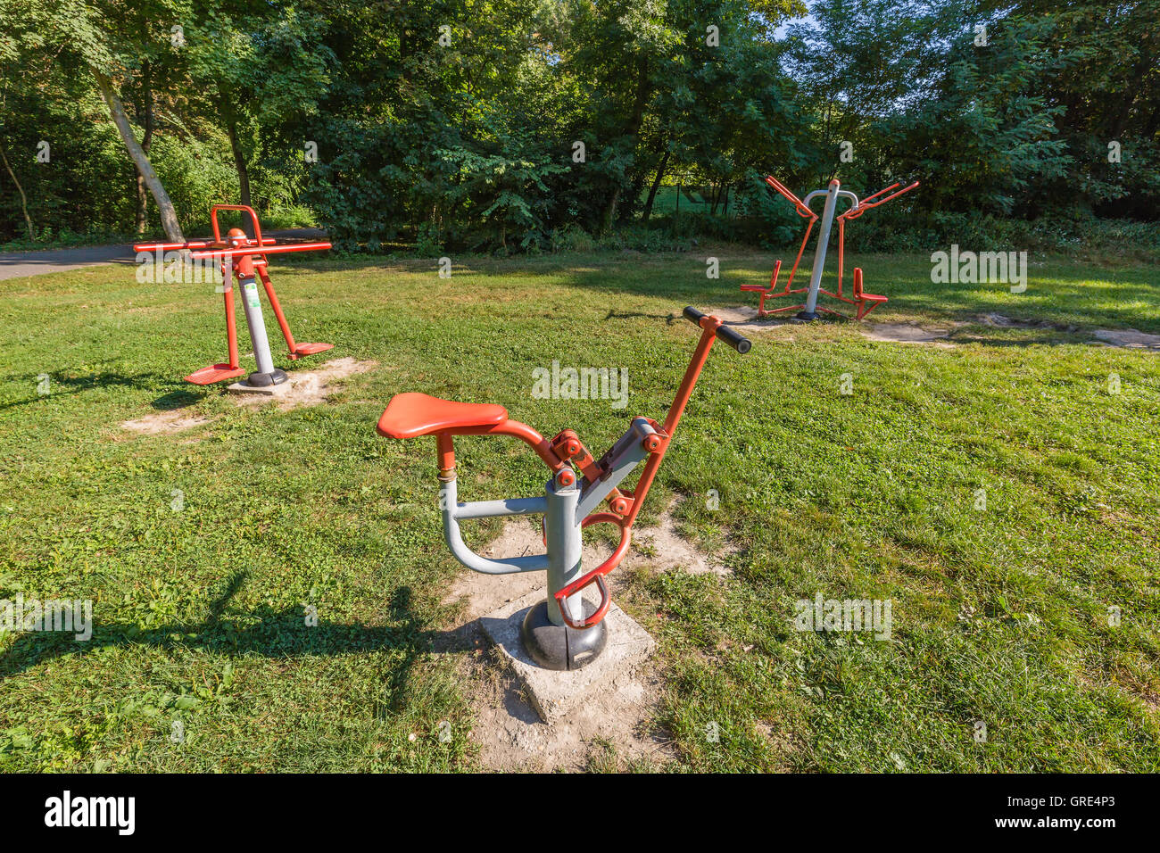 Entspannender Ort im Park in der Nähe der mittelalterlichen Burg in Mosonmagyarovar, Ungarn Stockfoto