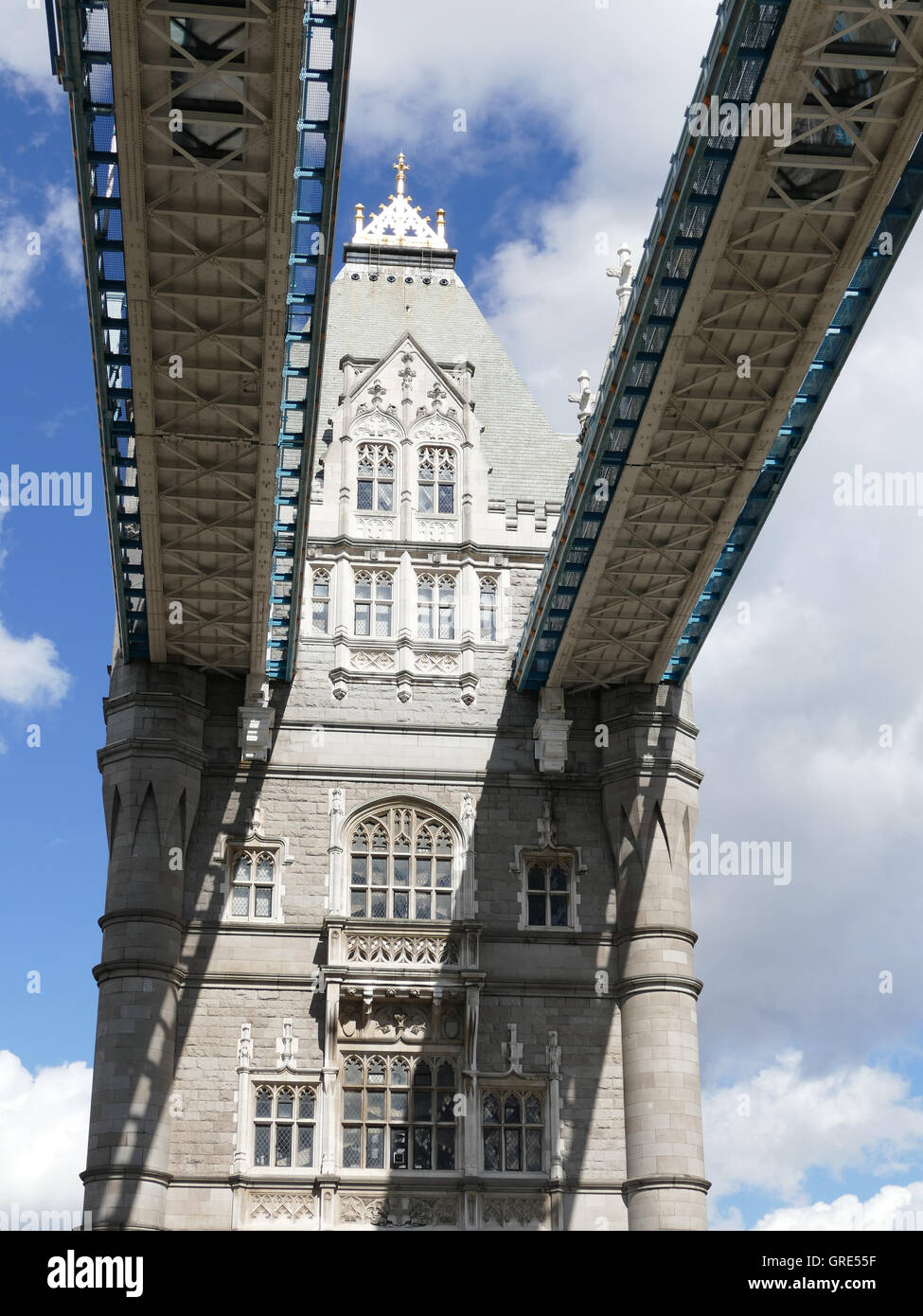 London, Tower Bridge Over River Thames, England Stockfoto