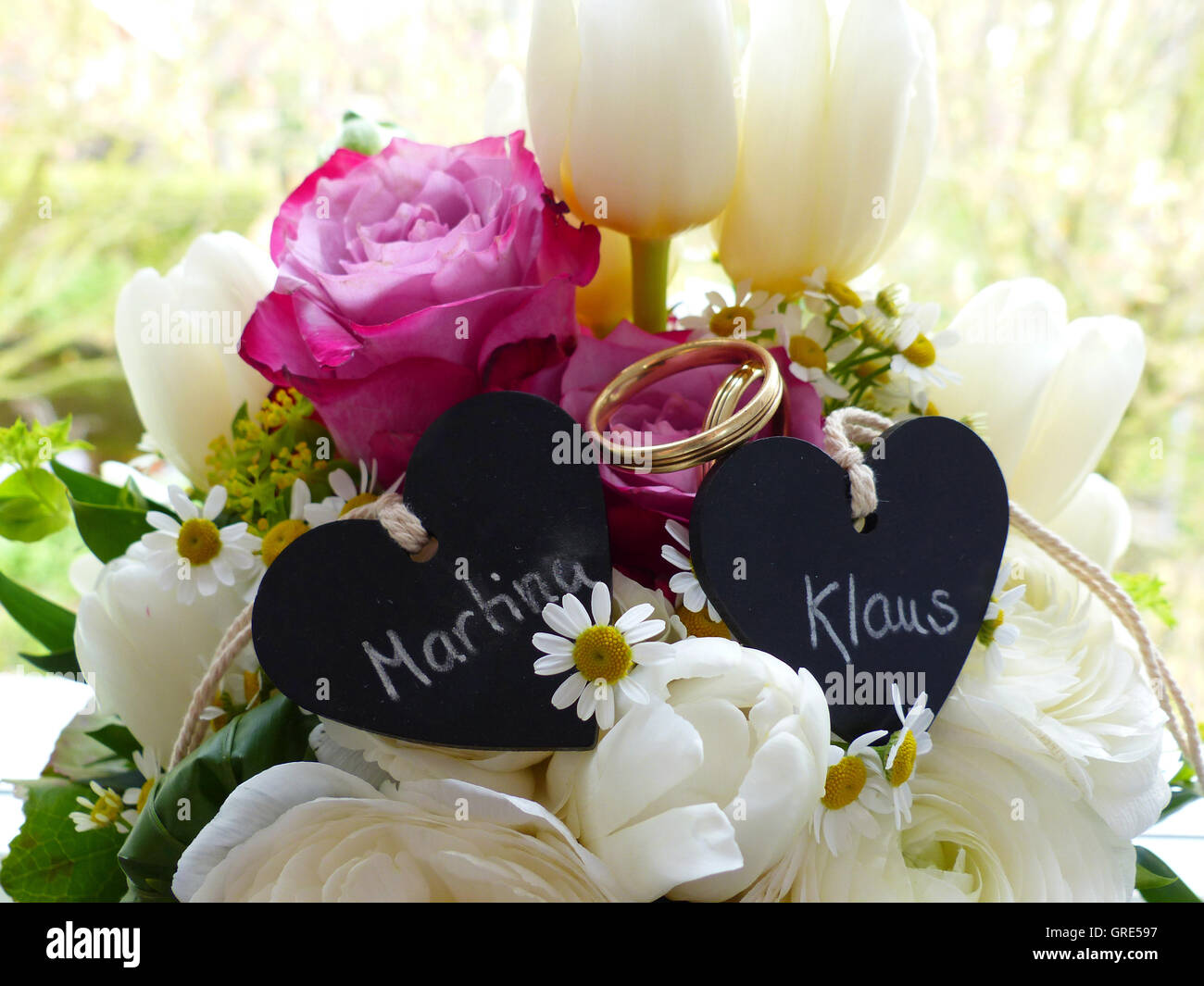 Brautstrauß mit Eheringe, Ehe Symbol Stockfoto
