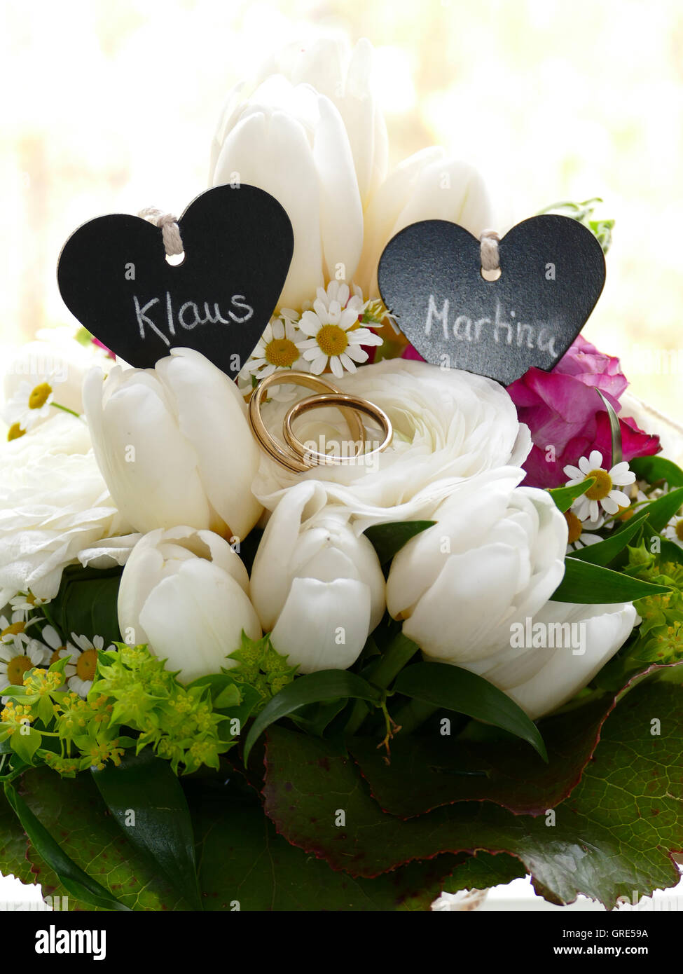 Brautstrauß mit Eheringe, Ehe Symbol Stockfoto