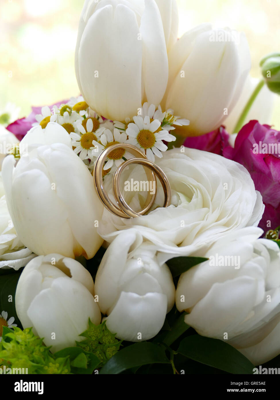 Brautstrauß mit Eheringe, Ehe Symbol Stockfoto