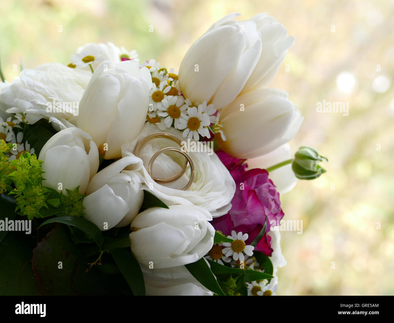 Brautstrauß mit Eheringe, Ehe Symbol Stockfoto