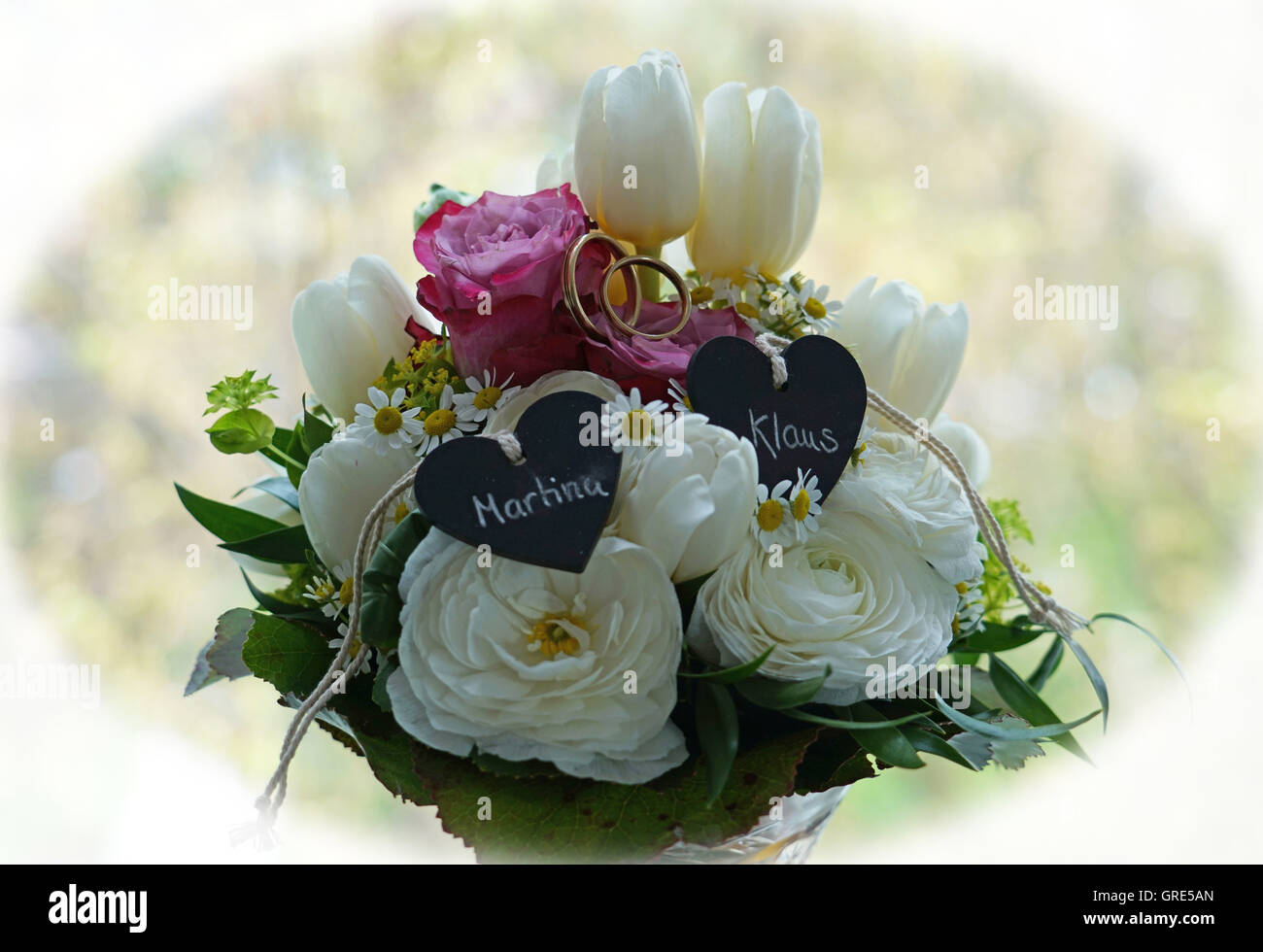 Brautstrauß mit Eheringe, Ehe Symbol Stockfoto