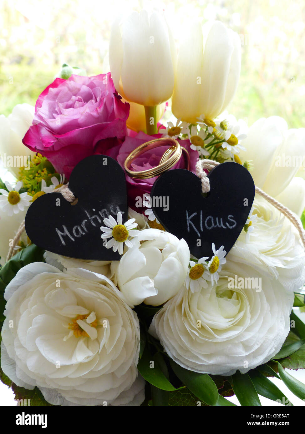 Brautstrauß mit Eheringe, Ehe Symbol Stockfoto