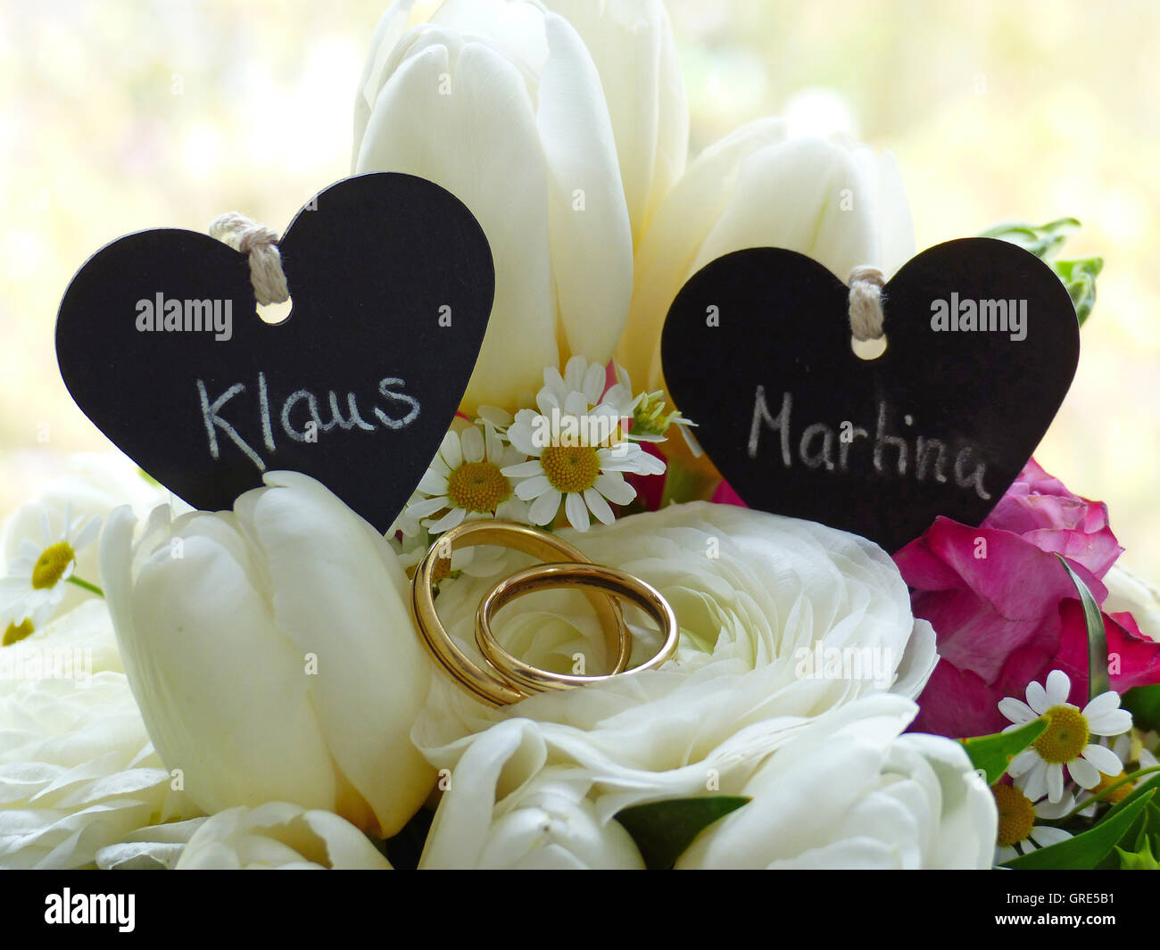 Brautstrauß mit Eheringe, Ehe Symbol Stockfoto