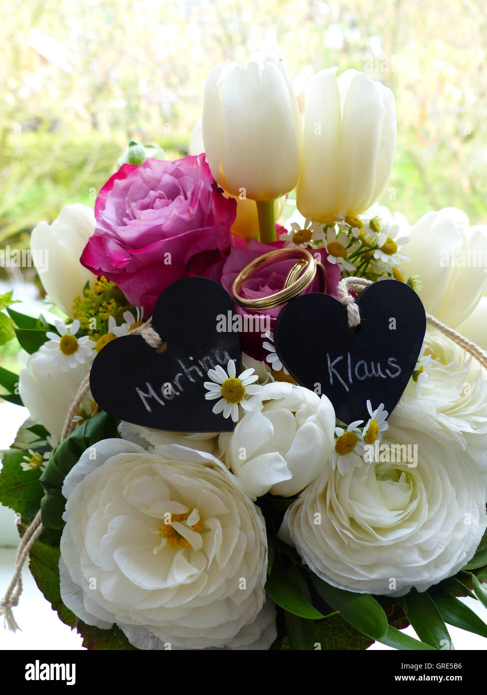 Brautstrauß mit Eheringe, Ehe Symbol Stockfoto