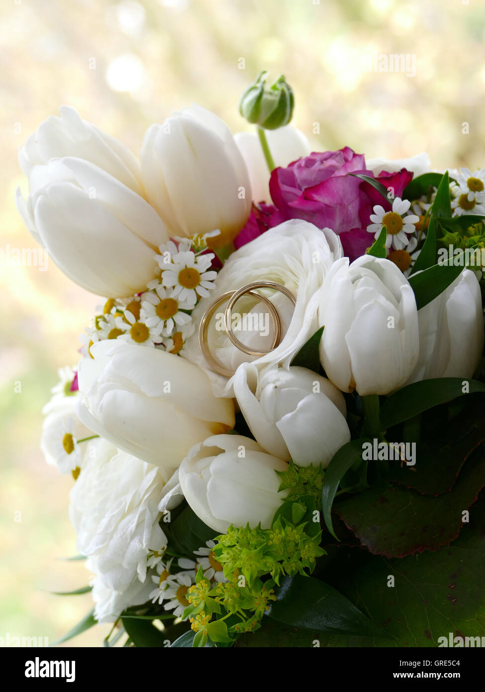 Brautstrauß mit Eheringe, Ehe Symbol Stockfoto