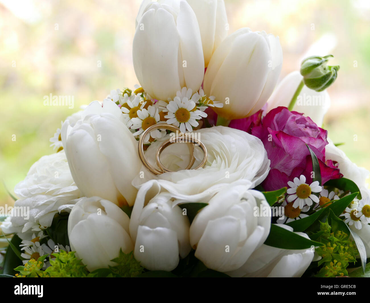 Brautstrauß mit Eheringe, Ehe Symbol Stockfoto
