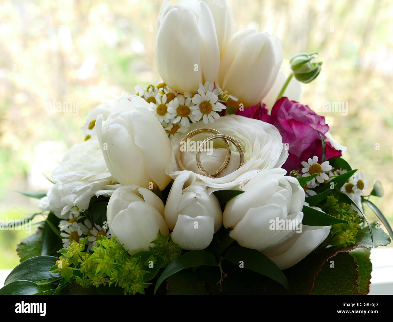 Brautstrauß mit Eheringe, Ehe Symbol Stockfoto