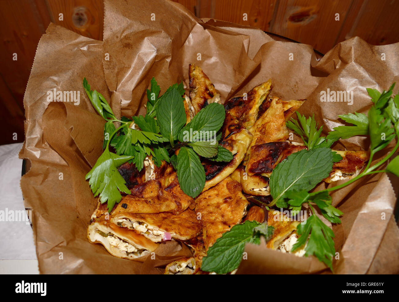 Wraps gefüllt mit Frischkäse und Kräutern Stockfoto