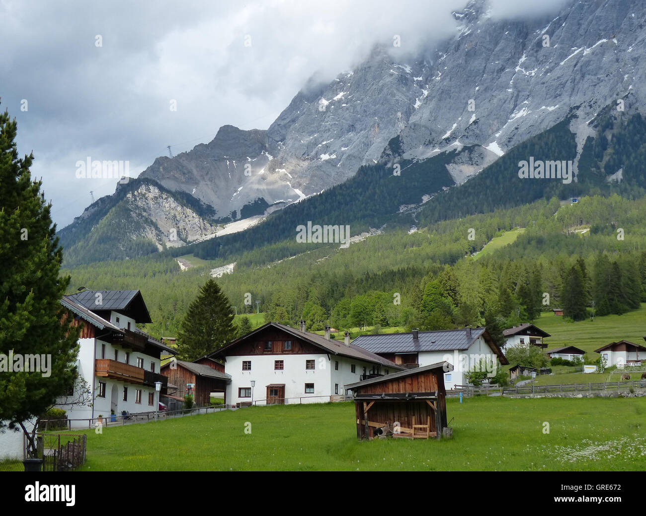 Ehrwald In Tirol mit Zugspitze von österreichischer Seite aus gesehen. Zugspitze ist der höchste Berg Deutschlands Stockfoto