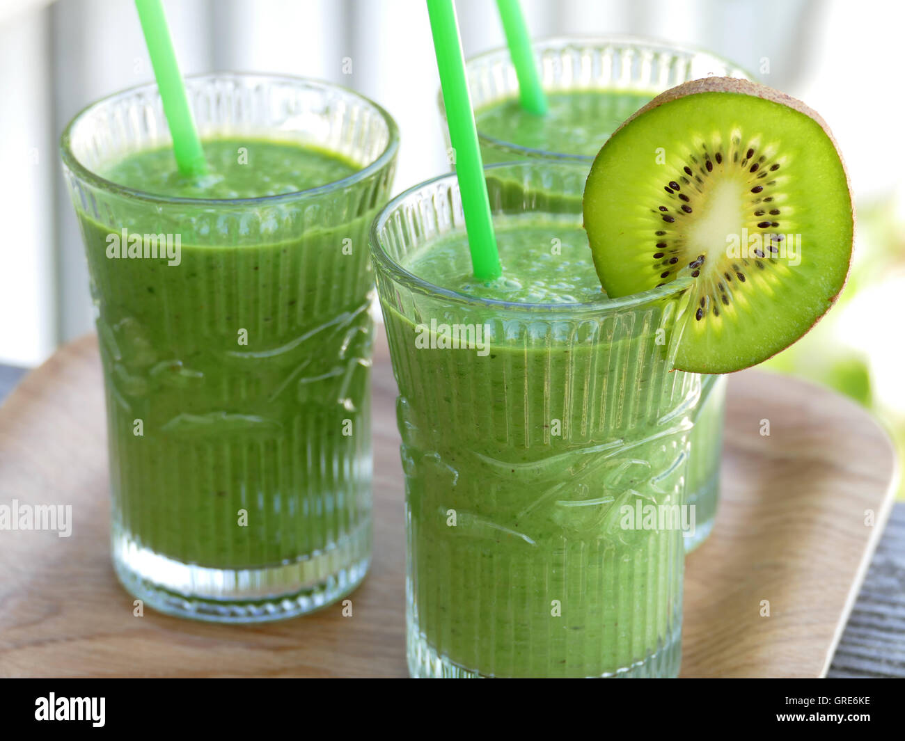 Grüne Smoothies von Spinat, Banane, Kiwi, Apfel Stockfoto