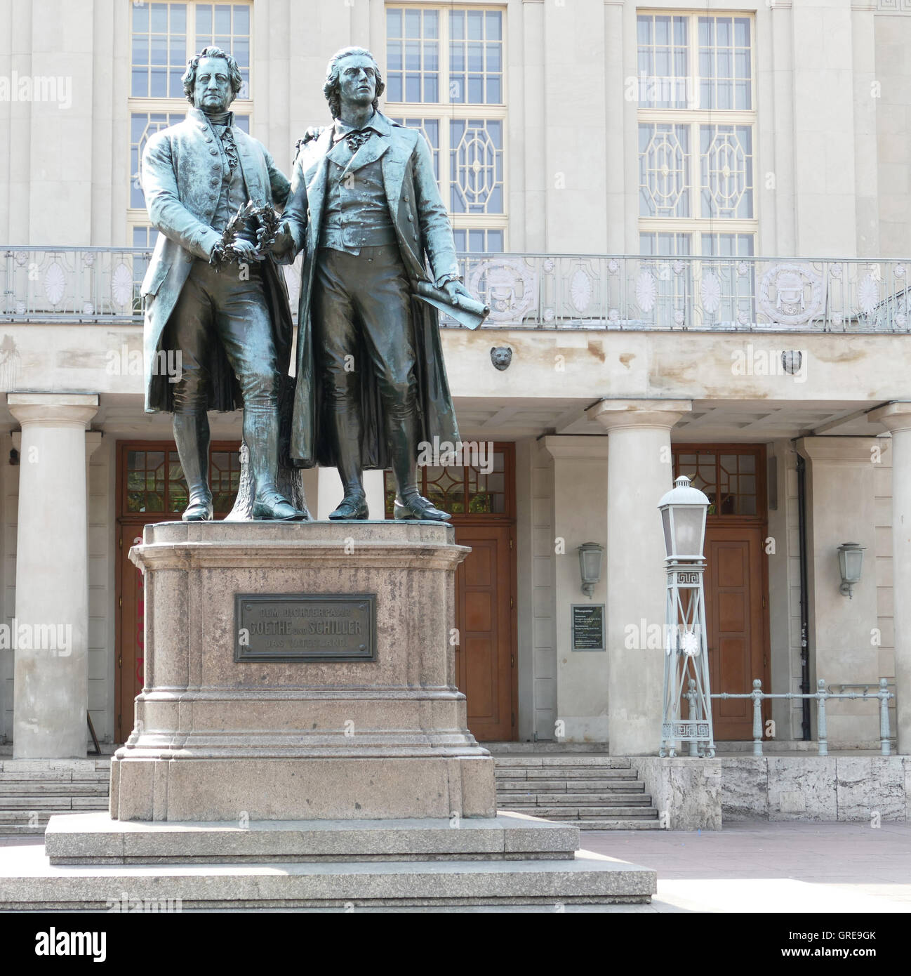 Goethe und Schiller-Denkmal vor dem Theater In Weimar Stockfoto