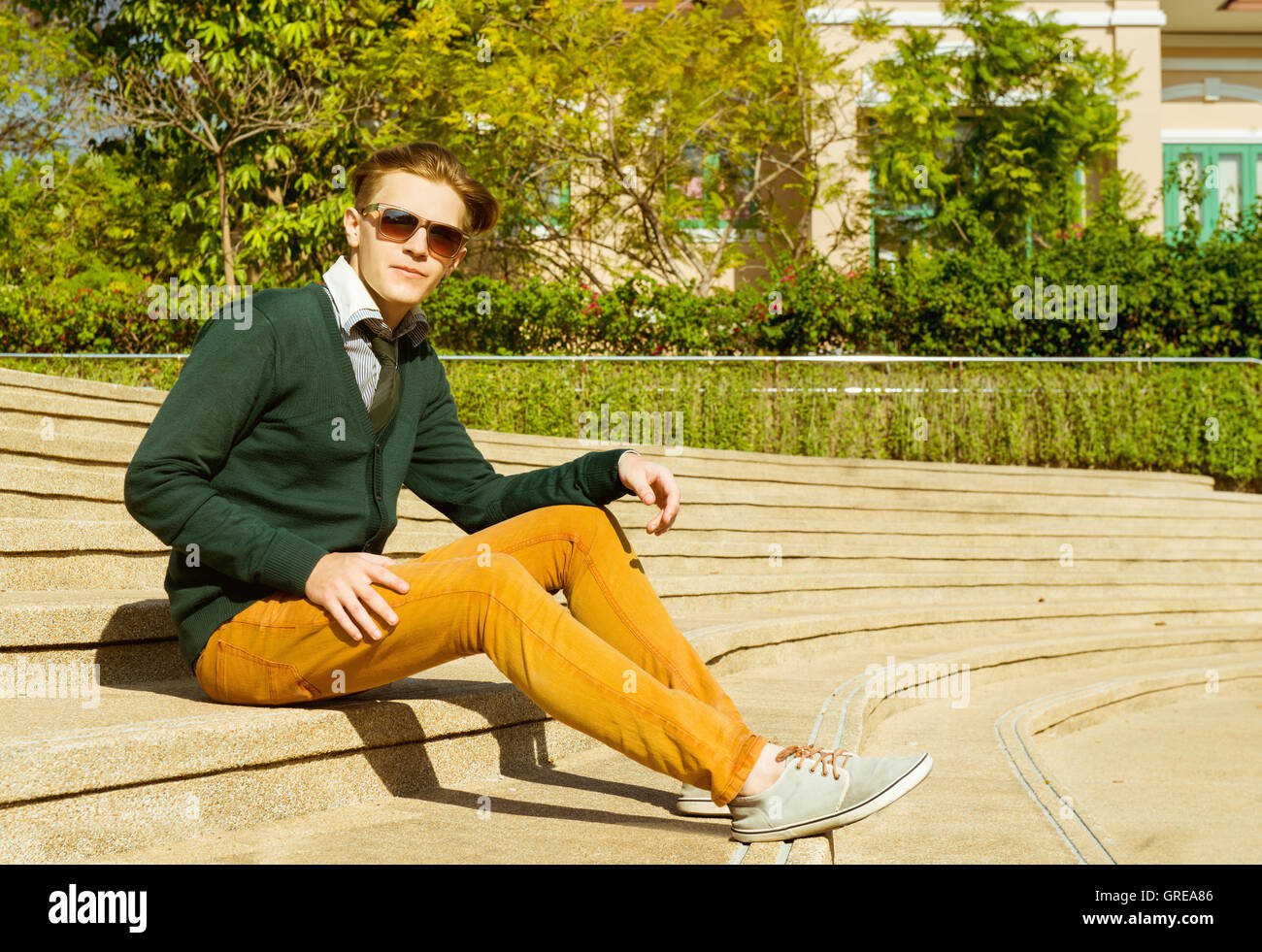 Man sitzt auf gelbe Treppe Stockfoto