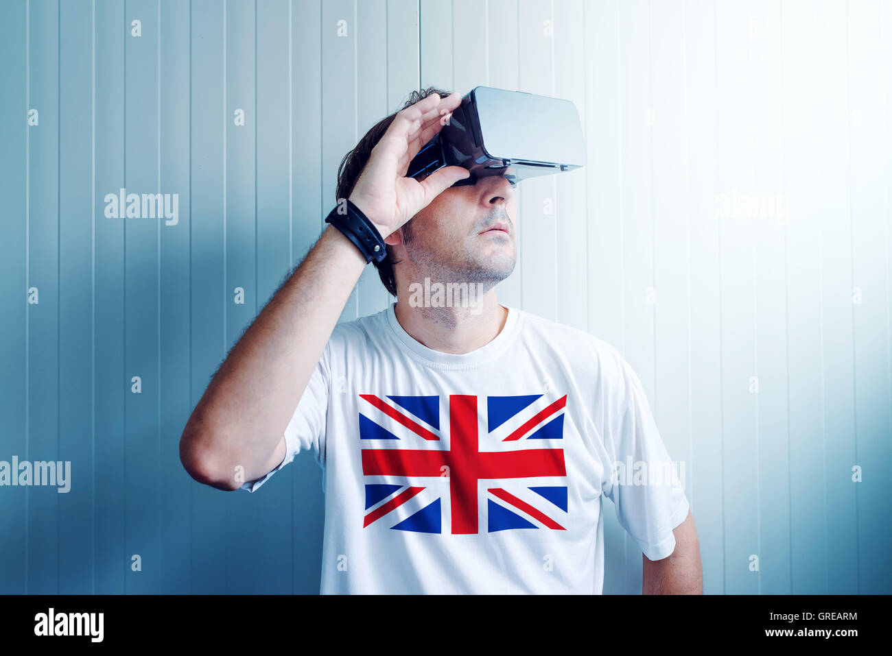 UK Kerl virtual Reality-Umgebung zu erkunden und genießen Sie Multimedia-Inhalte in 3d. Stockfoto