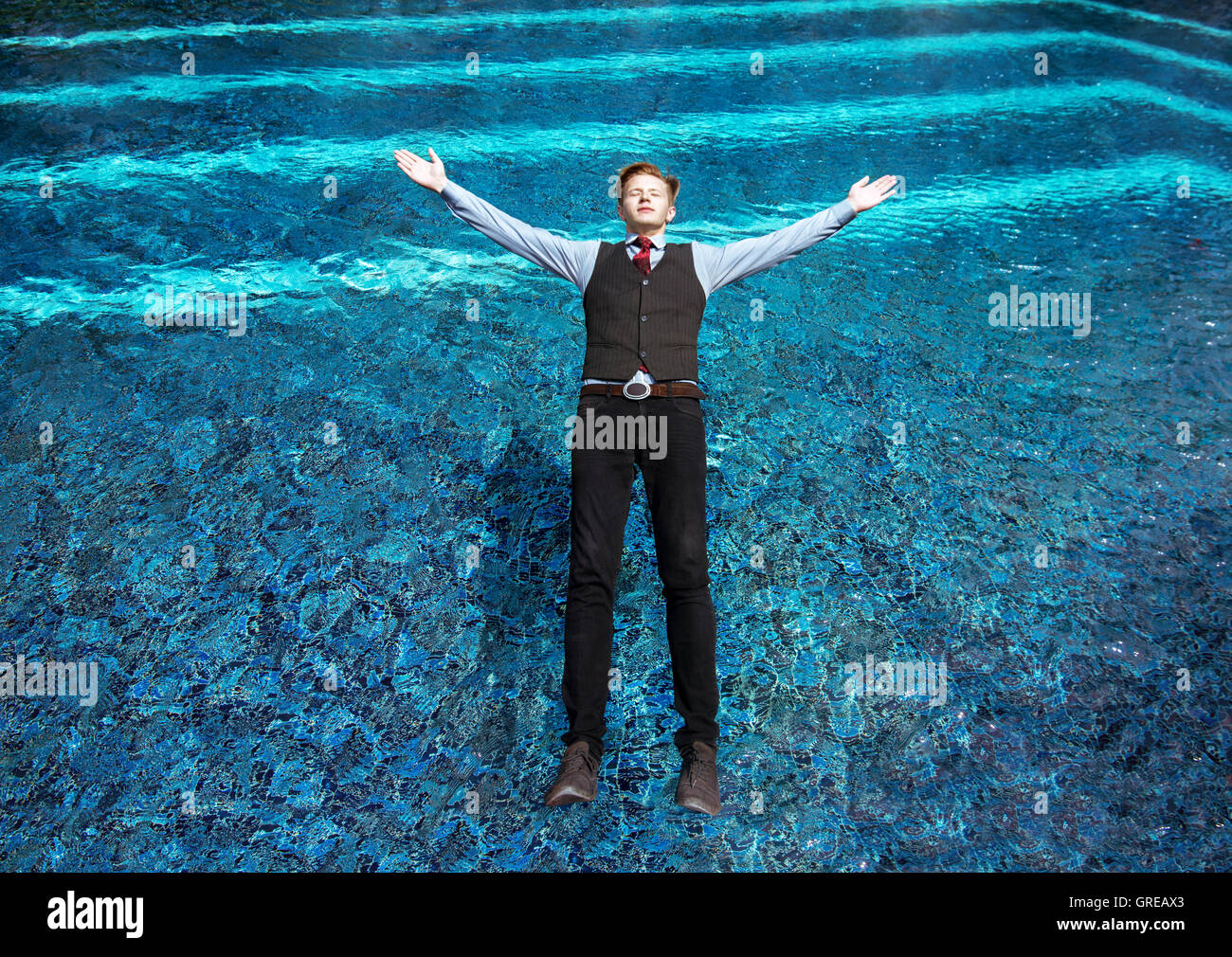 Mann Schwimmbad Herbst Konzept Stockfoto
