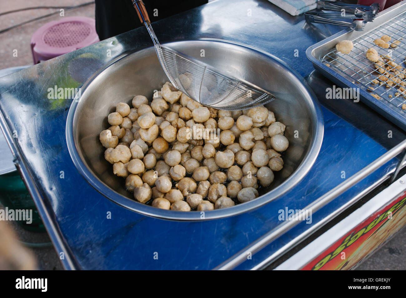 Kochen, tief Fishball in der Pfanne in heißem Öl braten. Speiselokal in Thailand Stockfoto