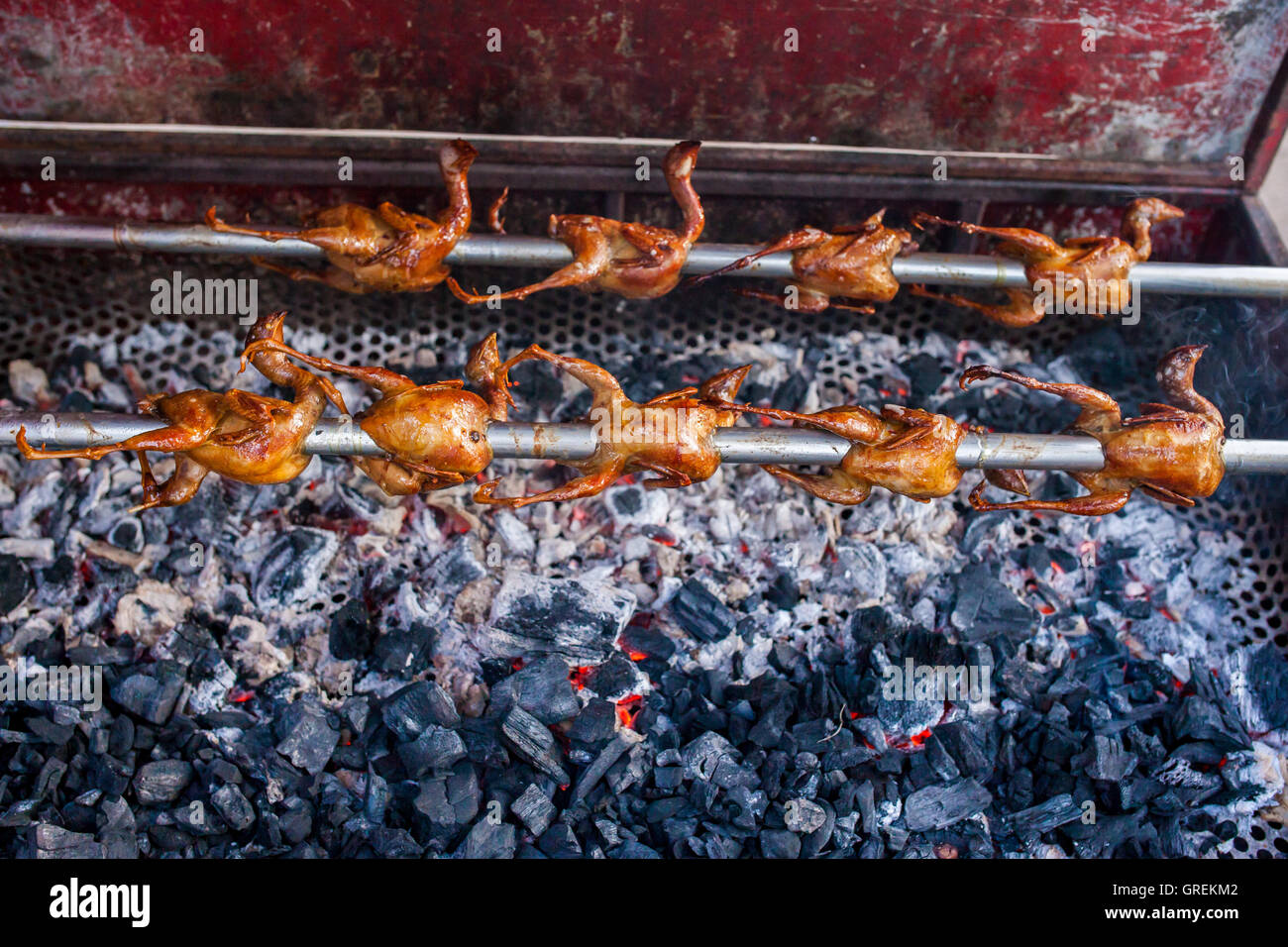 Grillhähnchen auf dem Grill Ofen. Stockfoto