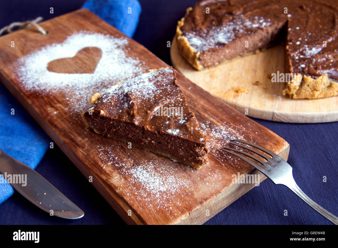 Hausgemachte Schokoladen Kasekuchen Pie Auf Holzbrett Mit Herz Form Puderzucker Dessert Mit Liebe Stockfotografie Alamy
