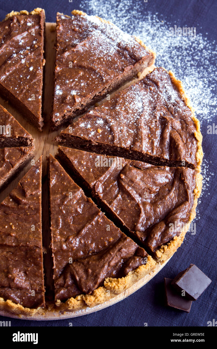Hausgemachte Schokoladen Kasekuchen Pie Mit Puderzucker Auf Holzbrett Hautnah Stockfotografie Alamy