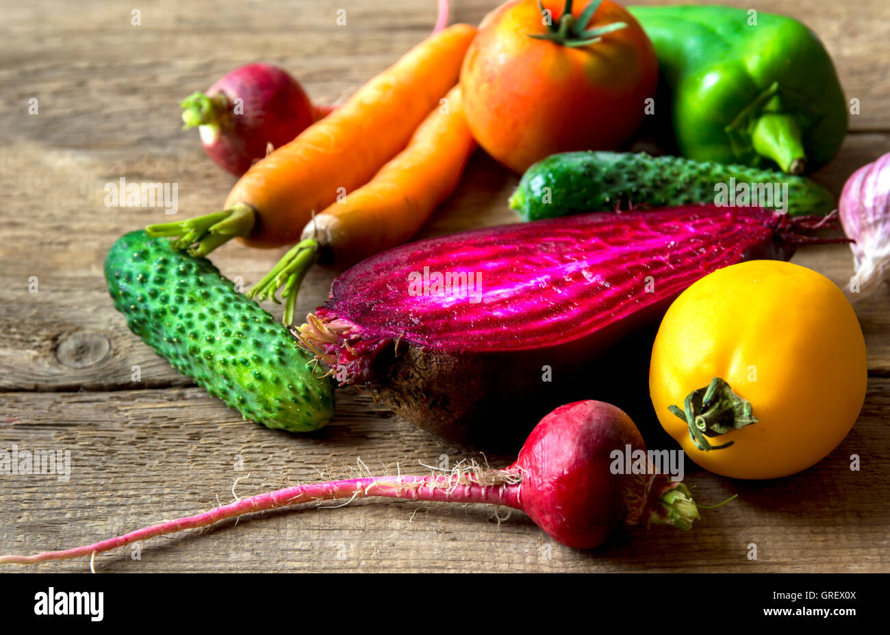 Verschiedene Bio-Gemüse auf rustikalen hölzernen Hintergrund Stockfoto