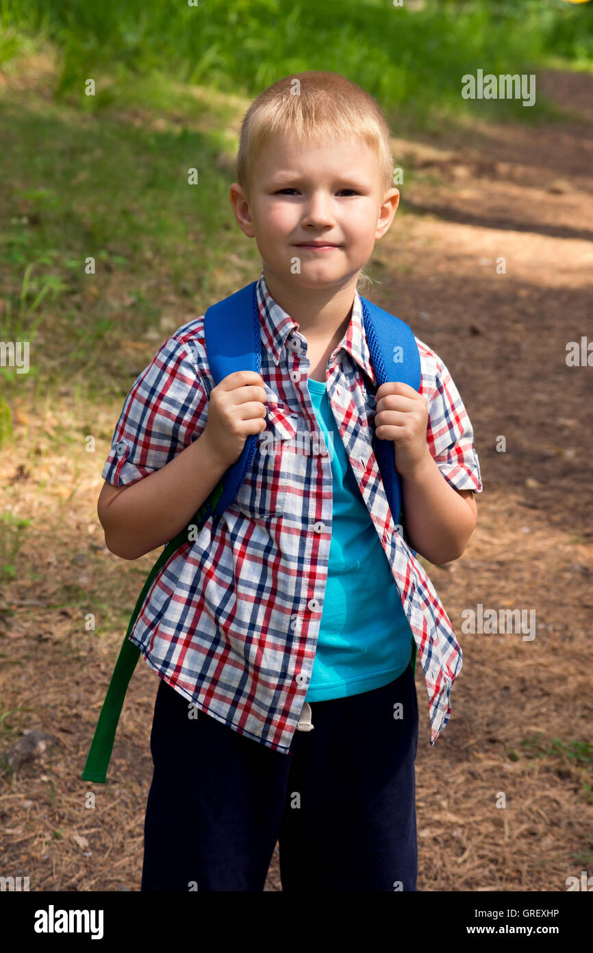 Kleiner Junge Kind Teen Spa Im Sommer Wald Closeup Portrait kleiner-junge-kind-teen-spa-im-sommer-wald-closeup-portrait