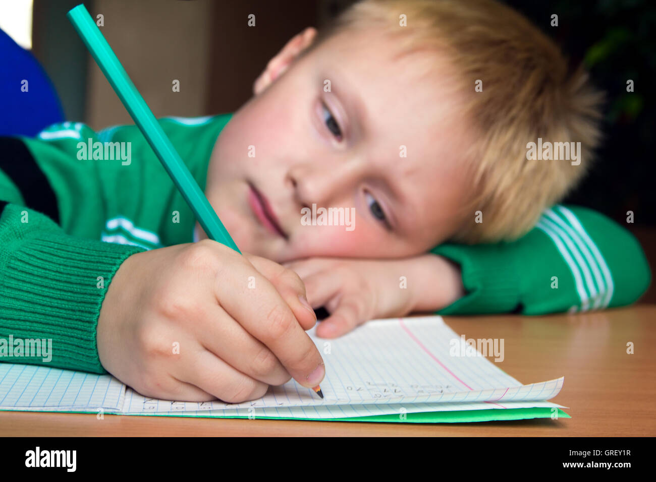 Müde langweilig junge seine schwierige Schule Hausaufgaben Stockfoto