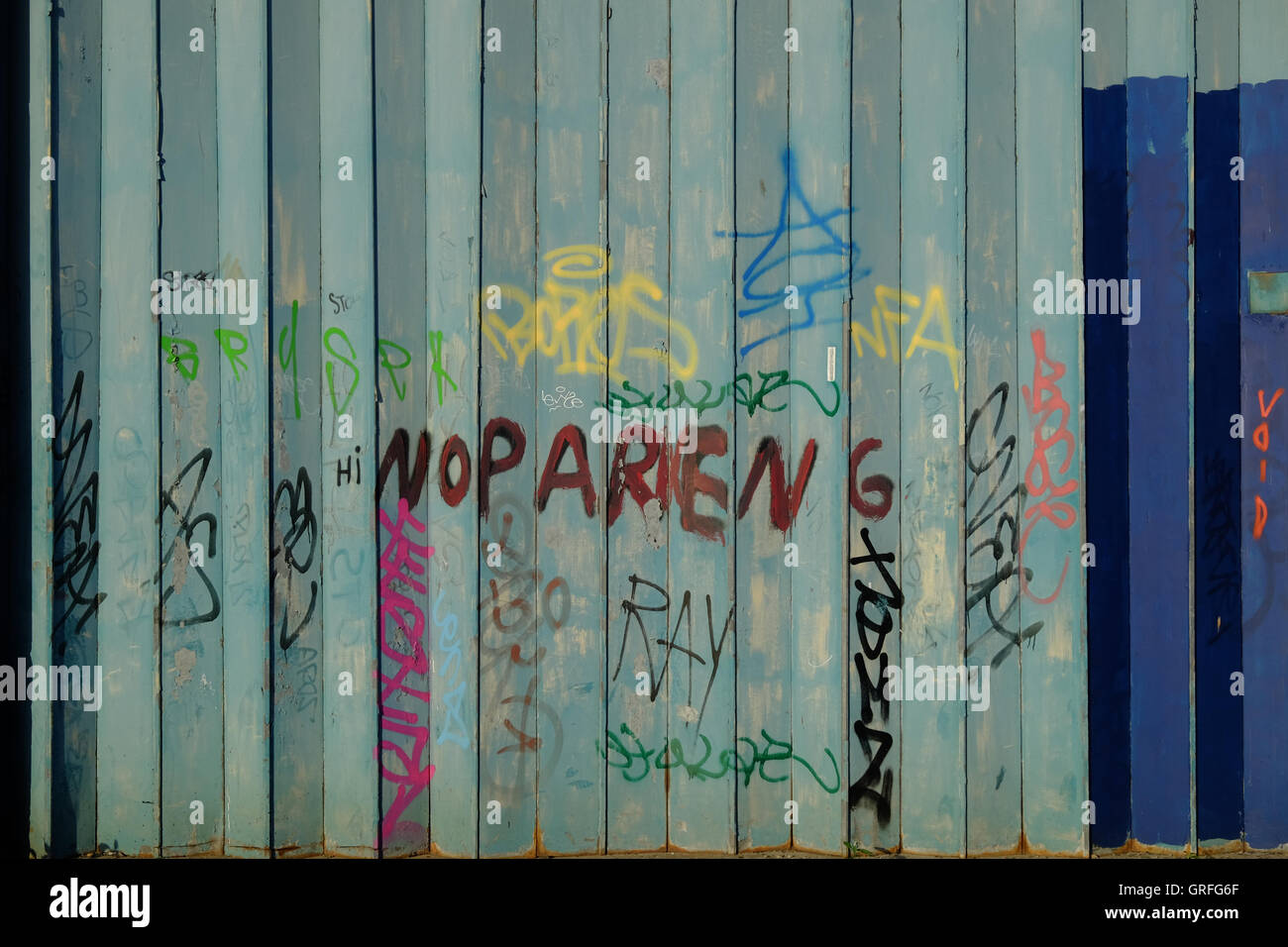 Graffiti Uberdachte Ziehharmonika Tur Stockfoto Bild 117741303
