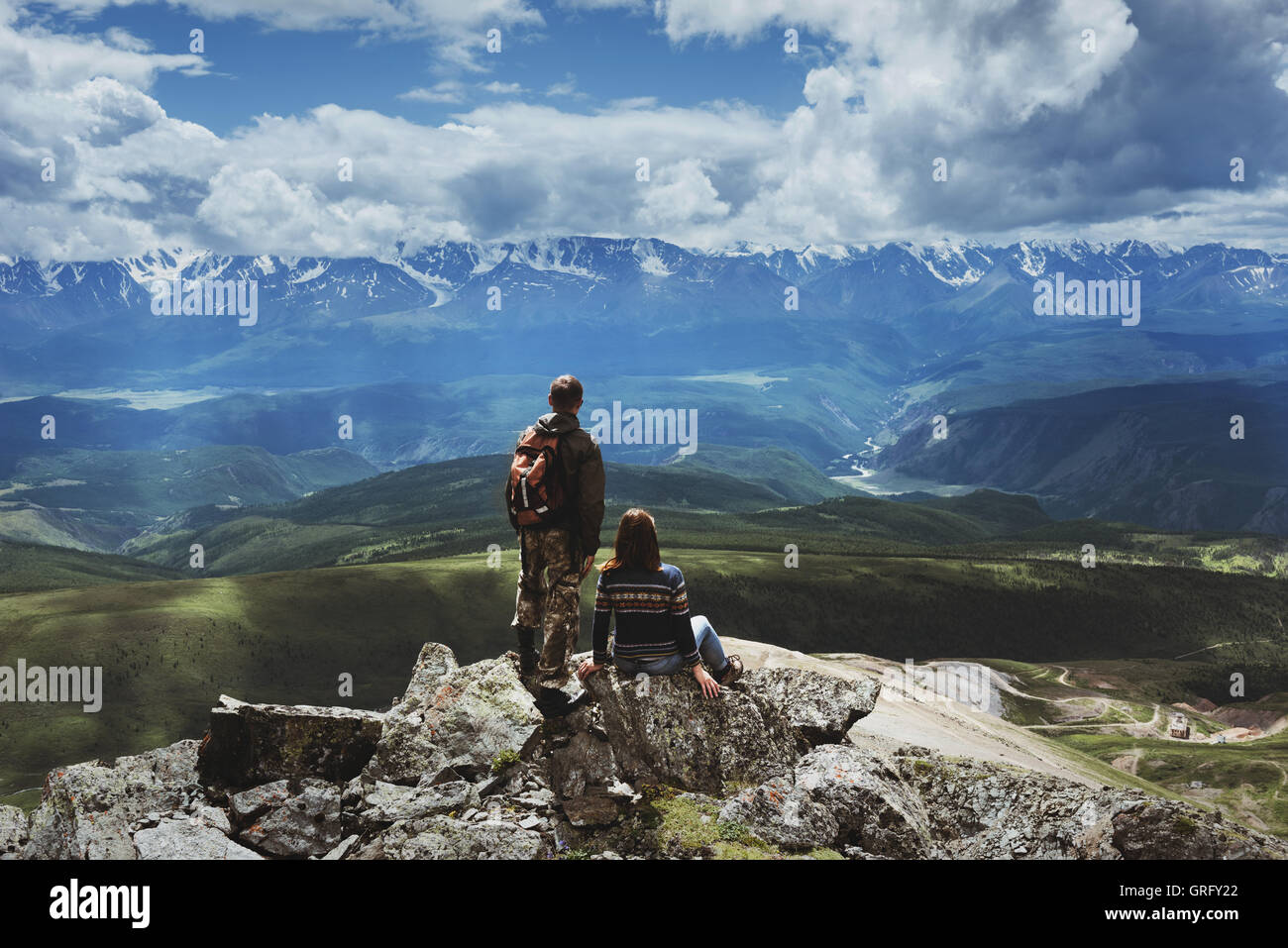 Paar Mann und Frau steht Top mountain Stockfoto