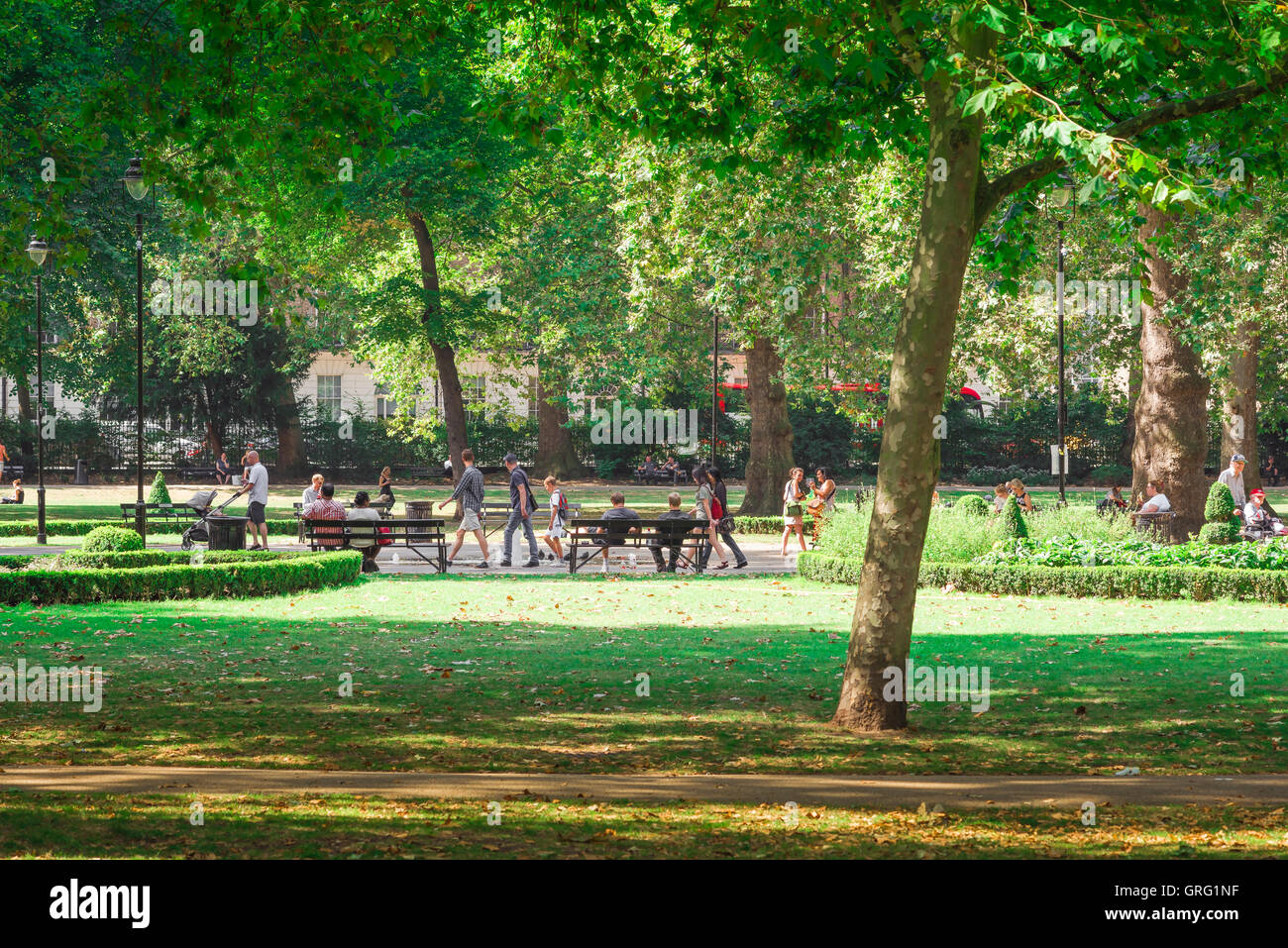 Bloomsbury London, Ansicht von Menschen entspannen in Russell Square an einem Sommermorgen, Bloomsbury, London, UK. Stockfoto