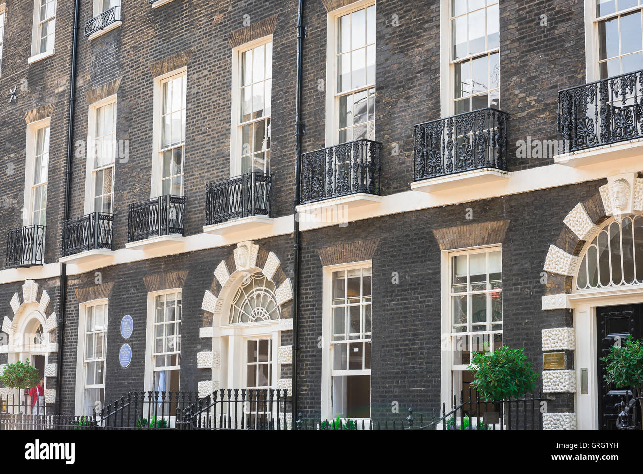 Georgianisches Gebäude Bloomsbury, Blick auf eine Reihe von georgianischen Reihenhäusern in Bedford Square, London, England, Großbritannien. Stockfoto