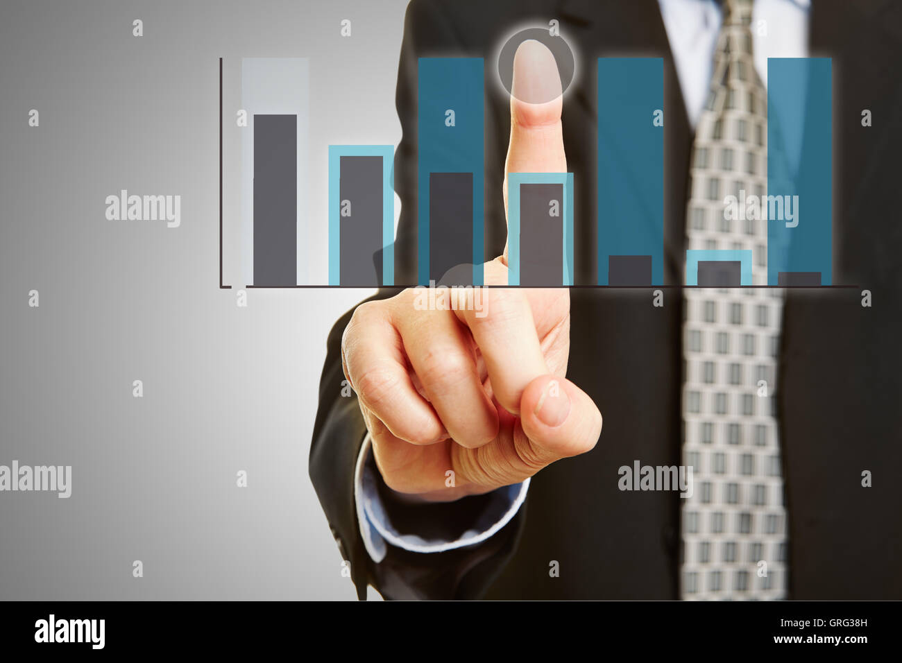 Geschäftsmann berührt Diagramm mit seinem Finger auf einem touchscreen Stockfoto